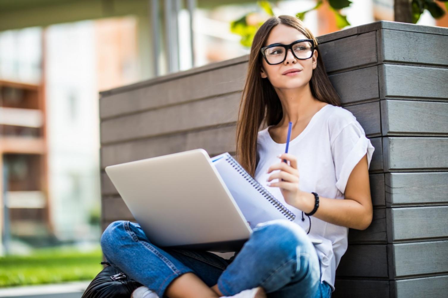 Equipo de profesionales trabajando en estrategias financieras